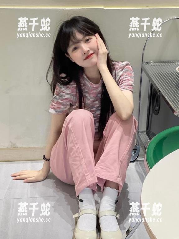 在www.吃瓜上搜罗的资源，竟然能让我想到那个季节，薄薄的衣衫下带着一股小风的细腻感。