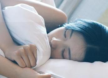 “吃瓜不打烊”，链接你我他，把24小时都榨干了。